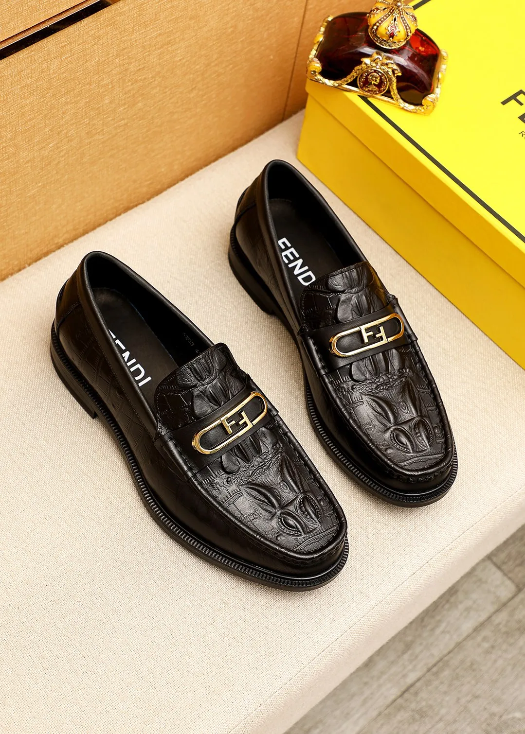 Men's shoes 💰460 💐 Product trademark: FENDI [Fendi] casual leather shoes Regular size: 38-44 (45.46🉑️customized) Product materials: Selected imported first-layer calfskin embossed upper + luxury hardware buckle, imported cow 🐂 lining. Strong three-dimensional visual effect, original outsole color: 1⃣️color optional